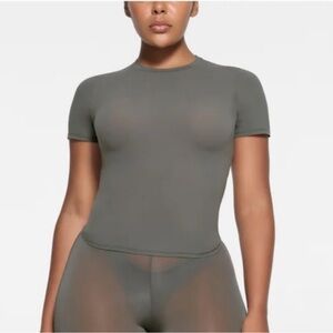 SKIMS Fits Everybody T-Shirt- Gunmetal